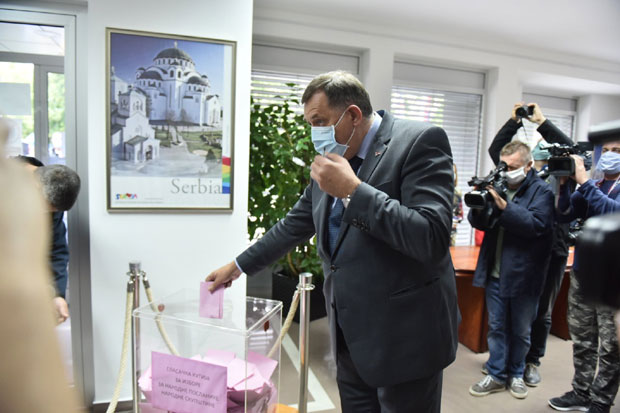 Додик у пратњи сина дошао на биралиште: Српски члан Председништва гласао у Бањалуци (ФОТО)